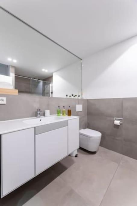 Wonderful Two Bedroom Apartment At Limpertsberg With Parking, Near Tram Luxemburg Exteriör bild